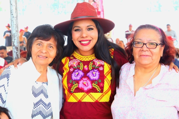 Cientos de colonos del Infonavit Santiago respaldan a Tonantzin Fernández, rumbo a la presidencia municipal de Cholula