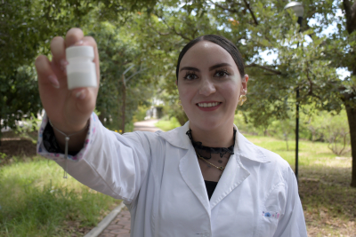 Estudiante de la BUAP desarrolla bloqueador solar en polvo con nanomateriales