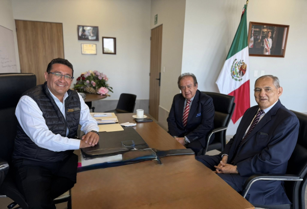 Pavel Gaspar Ram&iacute;rez recibe a H&eacute;ctor Jim&eacute;nez y Meneses en el Congreso de Puebla