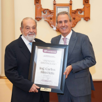Entrega Pepe Chedraui reconocimiento de Visitante Distinguido a Carlos Slim