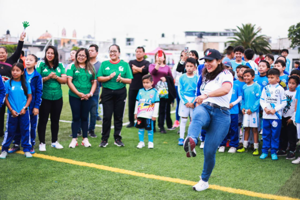 Impulsa Lupita Cuautle el deporte con la Copa San Andr&eacute;s y la develaci&oacute;n de balones monumentales