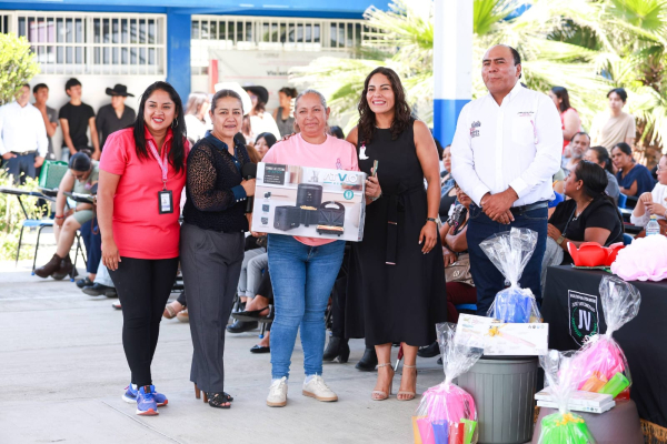 Lupita Cuautle reconoce a madres sanandrese&ntilde;as con entrega de obsequios en escuelas