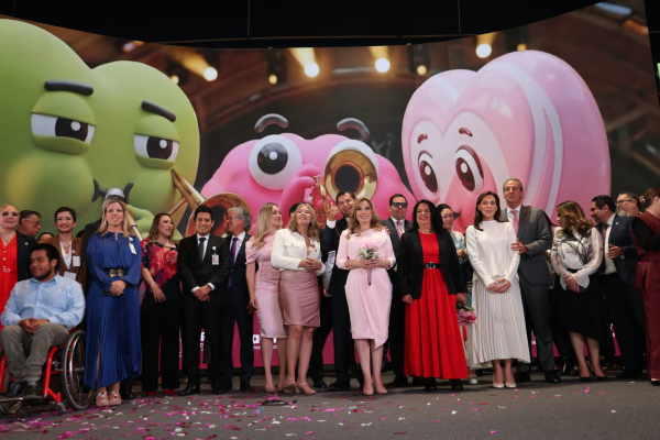 FEDERACI&Oacute;N RECONOCE TRABAJO DE CECI ARELLANO POR AMOR A LAS FAMILIAS