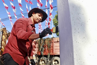 Omar Muñoz encabeza faena comunitaria en Chautenco para rehabilitar el “Puente Colorado”