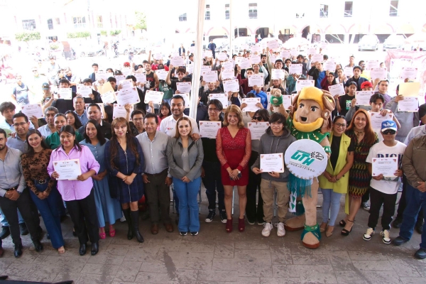 La Universidad Tecnoloica de Huejotzingo (UT) en coordinación con el H. Ayuntamiento de Huejotzingo entregó 100 becas a estudiantes.