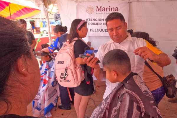 Salud y prevenci&oacute;n llegan a Ahuazotepec con apoyo de Marina y Defensa