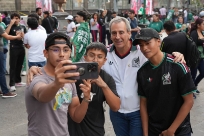 Convive Pepe Chedraui en el Z&oacute;calo durante la transmisi&oacute;n del partido de la Selecci&oacute;n Mexicana