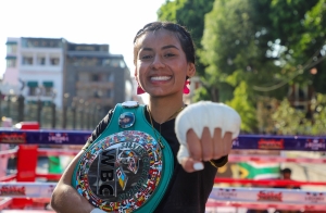 Con poblanas y poblanos &quot;La Bonita&quot; Sánchez realiza entrenamiento en el Zócalo