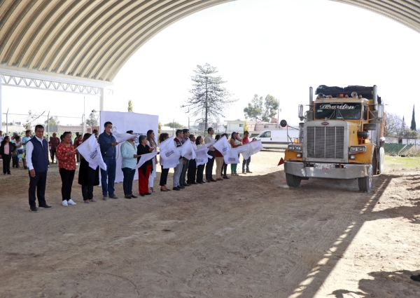 Entrega Omar Muñoz arco techo en el preescolar Aquiles Serdán