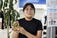 Estudiante de la BUAP propone transformar residuos del agave en fibras para la industria textil
