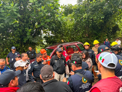 Protecci&oacute;n Civil refuerza labores de rescate de familia atrapada en gruta de Cuetzalan